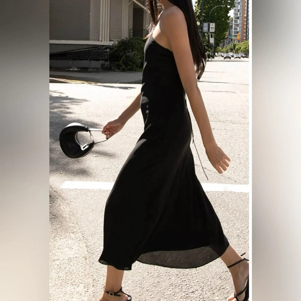 Sleek and Stylish Black Maxi Dress - Picture 3 of 7